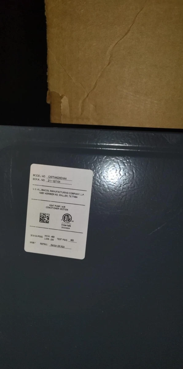 Agua En Diferentes Botellas En Bolsa De Refrigeración Aislada En Blanco 392895 356636