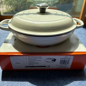 Le Creuset Signature Buffet-Kasserolle, 26 cm, weiß, unbenutzt - Bild 1 von 4