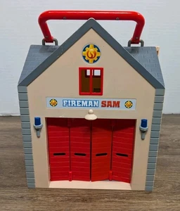 Feuerwehrmann Sam Deluxe Feuerwache Spielset Haus Tragetasche 2010 Prisma Spielzeug - Bild 1 von 10