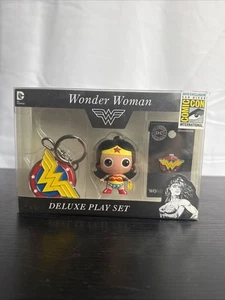 Wonder Woman Keychain Figure & Pin Pinback 2015 SDCC Exclusive DC Comics PlaySet - Picture 1 of 9