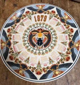 Vintage Wedgwood Plate, 1979 Calendar Plate ‘The Sacred Scarab’ Bone China. - Picture 1 of 9