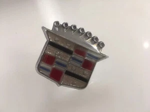 Vintage Cadillac GM red/Gold/Black Duck Emblem Badge Logo - Stamped #9734058 - Imagen 1 de 1
