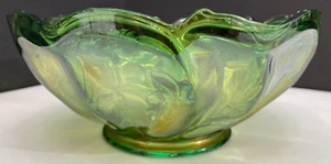 Ciotola in vetro di carnevale, vetro verde iridescente con design a foglia vorticosa - Foto 1 di 8
