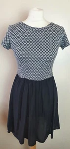 NEW LOOK Ladies Size 10 Black/White Pattern Short Sleeve Skater Dress D6 - Picture 1 of 7