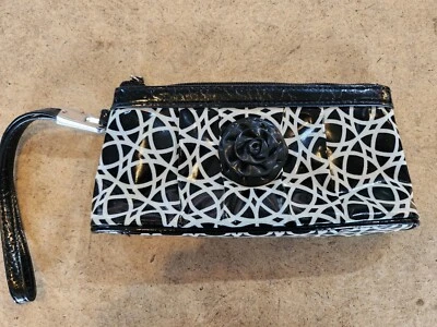 Colección Clutch Vera Bradley Volantes, Noche y Día Negro/Blanco Patente Geométrica Foto 1 de 2