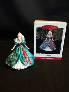 Abito verde Barbie nuovo con scatola/euc Hallmark Keepsake ""Holiday Barbie"" (1995) QXI5057 - Foto 1 di 7
