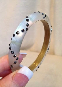 ALEXIS BITTAR WHITE LUCITE Armreif Armband, geometrisches Muster in schwarzen Kristallen - Bild 1 von 11