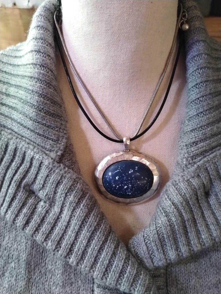 Collar de Colección Chico's Colgante de Piedra de Vidrio Azul/Blanco  Foto 1 de 4