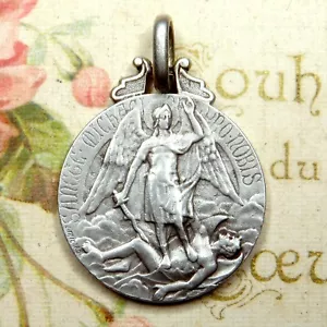 Saint Michael slays the dragon. Medal by Tricard. Antique Large Silver Pendant. - Picture 1 of 6