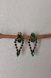Pendientes colgantes vintage Estate tono dorado y verde imitación esmeralda estrás - Imagen 1 de 5