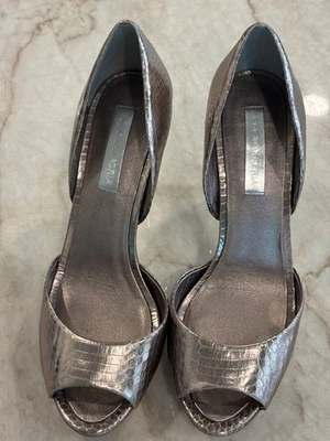 BCBG Maxazria Puntera Abierta Metálica Plateada/Dorada Piel de Serpiente Talla 8 1/2 B 4 1/4" Tacones Foto 1 de 4
