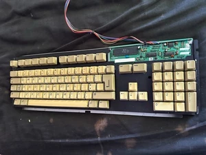 Amiga A500/plus Mitsumi Tastatur Vergilbungserscheinungen getestet 1 Taste funktioniert nicht - Bild 1 von 7