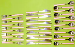 Cubiertos con mango de plástico rosa claro de acero inoxidable MCM 34 piezas vintage - Imagen 1 de 6