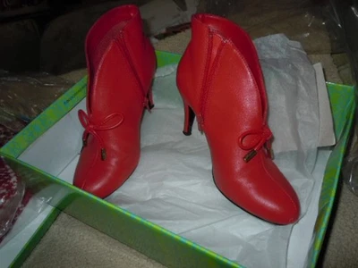 Hot in Hollywood Shoes. Stock No. 345580 Red Size 6.5M with cool attachments. - Image 1 of 4