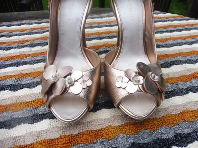 Karen Millen rose gold court shoes, great condition 3/36, open toe - Image 1 of 4