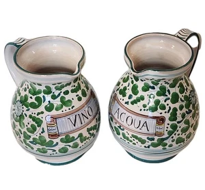 ❤️2 RARE Deruta Arabesco Green VINO & ACQUA Pitchers Jug mari fratelli Italy 7" - Picture 1 of 12