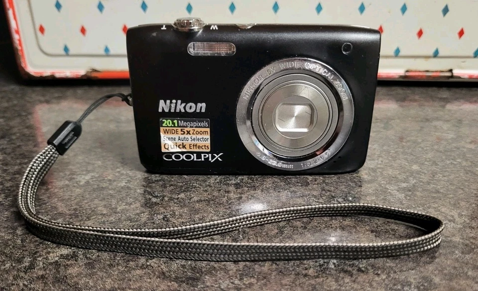 Nikon COOLPIX S2800 20.1MP Digital Camera Works Great NICE CONDITION  - Image 1 of 4