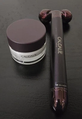 Combo de masajeador facial y 0,5 FL OZ Caudalie Premier Cru The Cream Foto 1 de 4