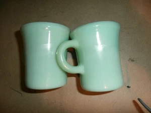 2 Vintage Fire King Ofengeschirr Jade Jadeit Kaffeetassen - Bild 1 von 8