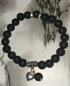 Neu Natürlicher Lavastein Perlen Stretch Heilung Armband mit Herz Charm Unisex - Bild 1 von 3