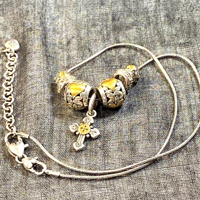 Colar de miçangas folheado a prata Brighton cruz e corações em corrente de cobra 18" - Imagem 1 de 4