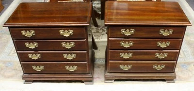 PAR Mesitas de Noche Cajoneras con 4 Cajones. Madera de cerezo. Manijas de caída de latón. 1989 Foto 1 de 4