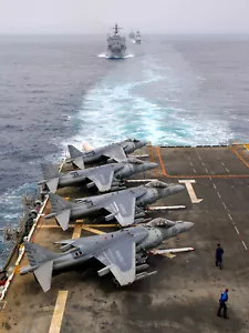 AV-8B Harrier Jets ponte di volo nave d'assalto navi California foto poster stampa - Foto 1 di 1