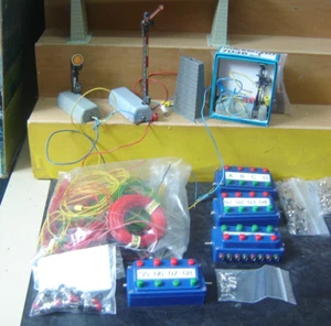 Märklin HO 3 Signale ,4 Stellpulte ,Kabel ,Zubehör  "Gebraucht"(688) - Bild 1 von 4