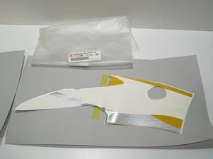 Calcomanía de carenado medio Yamaha YZF-R6 2005 gráfico 10, R/H 5SL-2839G-00 original original original - Imagen 1 de 7