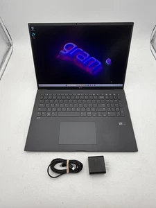 LG Gram 17" 512 GB SSD 16 GB RAM Ulta 7 155H Windows 11 Home - Foto 1 di 15