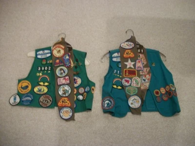 2 个女童子军 1990 年代绿色背心和棕色腰带带多个徽章和别针 — 第 1/4 张图片