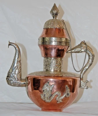 Antigua cafetera Tíbet Nepal "Dragón" perseguida de plata sobre cobre  Foto 1 de 4