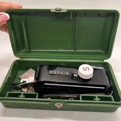 Porta-botões vintage Singer #160506 em estojo verde com 4 botões - Imagem 1 de 4