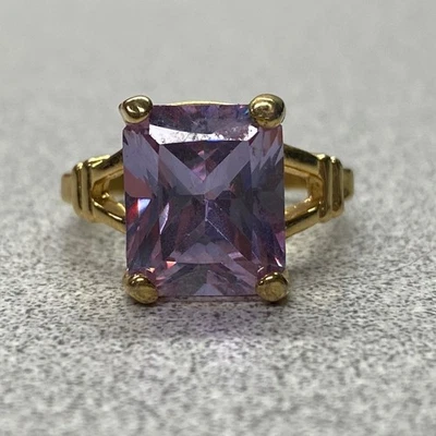 Impresionante Anillo Tono Dorado Corte Esmeralda Piedra Lavanda Declaración Cóctel Talla 7.75 Foto 1 de 4
