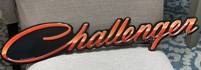 道奇挑战者红色脚本标志诅咒金属标志 24 英寸 压花汽车车库 — 第 1/2 张图片