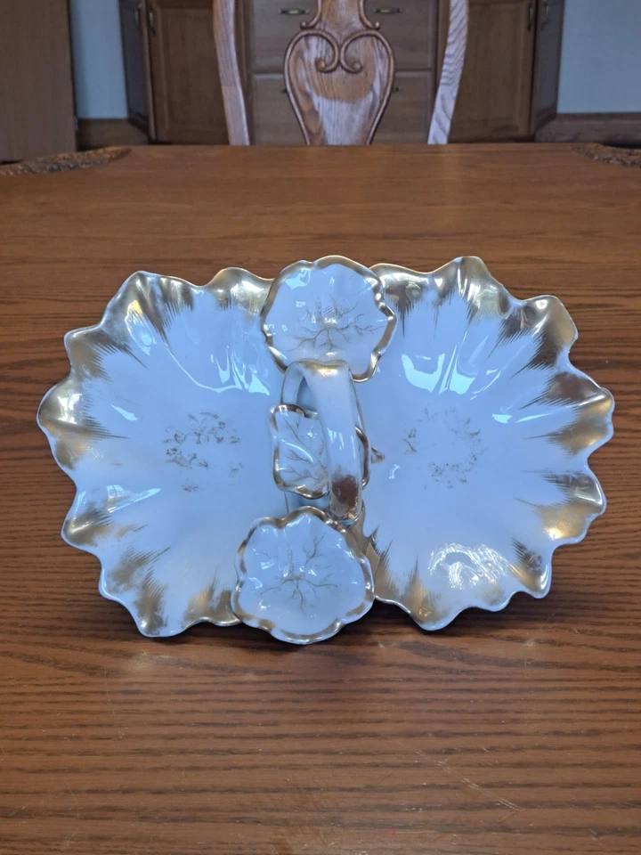 Cuenco antiguo dividido con mango central dorado sobre borde festoneado de porcelana blanca Foto 1 de 4