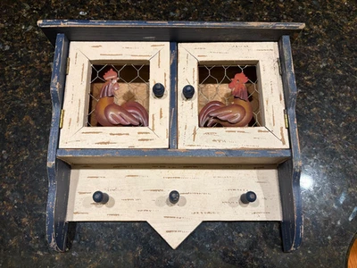 Винтажный деревенский синий деревянный полочный шкаф с 3 крючками проволочными дверцами 14 × 12 × 4 дюйма - Изображение 1 из 4