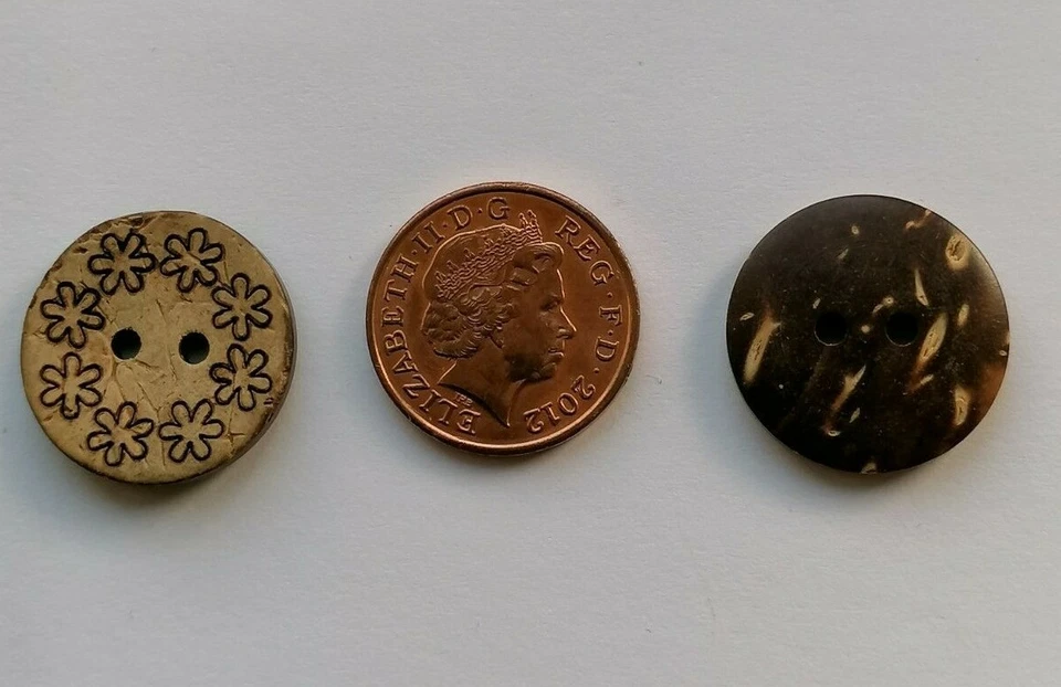 NATURAL & GENUINE COCONUT FLOWER CRAFT SEWING CARD BUTTONS - UK SELLER - BT037 - Image 1 of 1