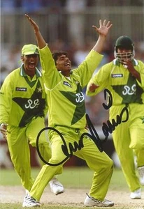 PAKISTAN: SAQLAIN MUSHTAQ SIGNED 6x4 ODI ACTION PHOTO+COA - Picture 1 of 1