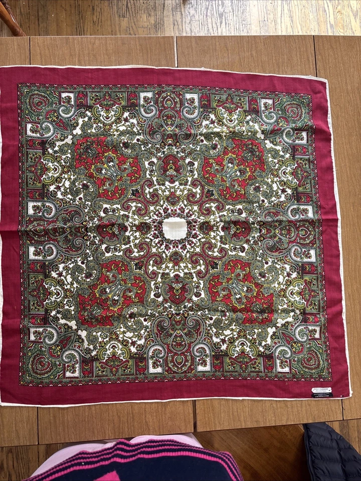 Cachecol Belvedere Vintage 30” Quadrado Vermelho, Verde Estampa Paisley Áustria Acabamento Bainha - Imagem 1 de 4