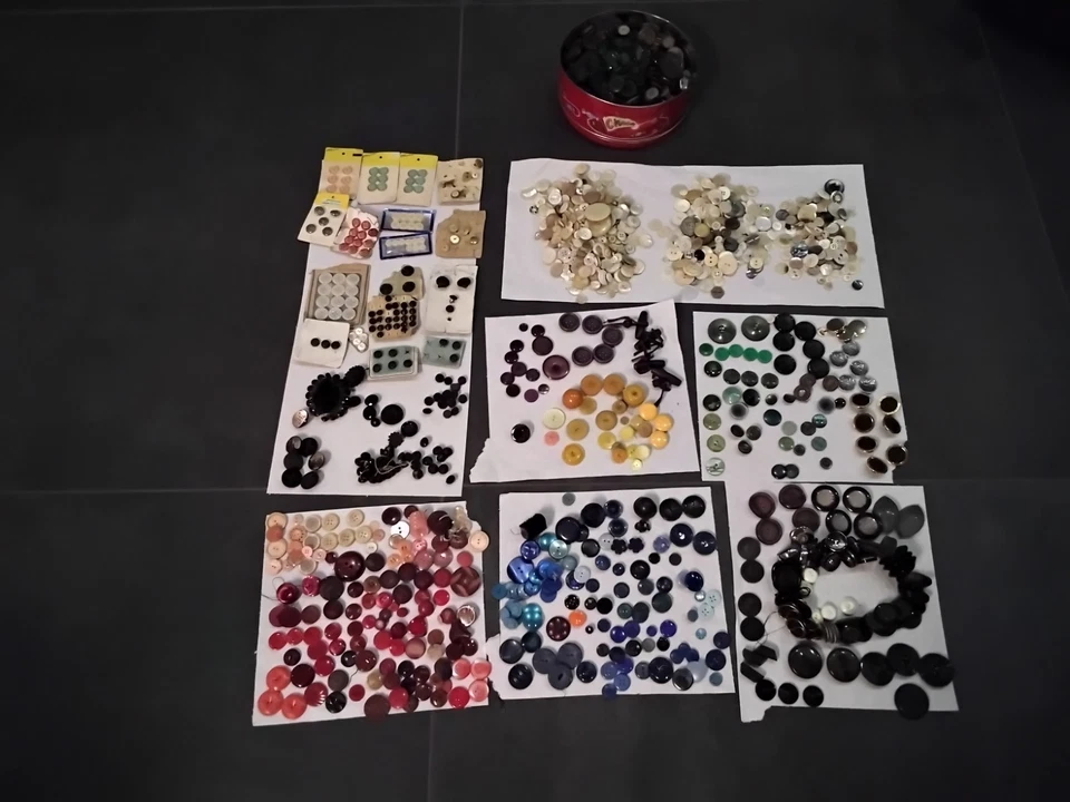 Gros Lot De Boutons Anciens Vintage Mercerie  Couture - Photo 1/4