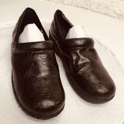 Женские безопасные коричневые сабо T Step с тиснением цветочный комфорт противоскользящие размер 8 - Изображение 1 из 4