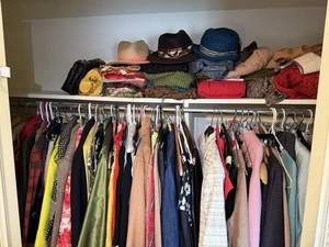 Damen Vintage Kleidungspaket 80-100+ Teile Wiederverkauf Großhandel Jacken Kleider Mäntel - Bild 1 von 24