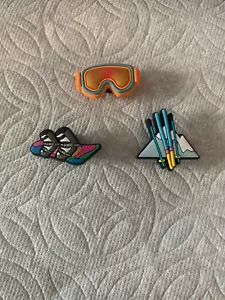 SNOWBOARD JIBBITZ SHOE CHARMS FITS CROCS SKIS JIBBITZ GOGGLE JIBBITZ MOUNTAIN - Picture 1 of 4