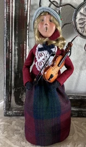 Byers Choice Caroler Williamsburg Woman Playing the Violin 2006 Signed 13” - Picture 1 of 8