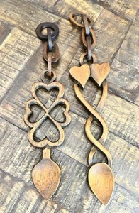 Juego de dos cucharas de amor galesas talladas a mano vintage decoración de arte popular de madera - Imagen 1 de 15