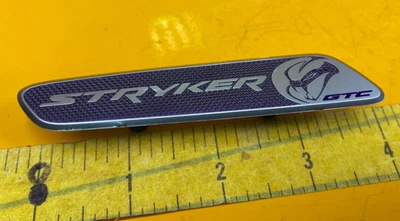 Fabricante de equipos originales 16-17 Dodge Viper GTC T/A 2.0 súper raro Stryker púrpura tablero calcomanía emblema Foto 1 de 4