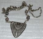 Pendentif ton argent « demi-aile » avec perles de pierre #collier #bijoux #mode
