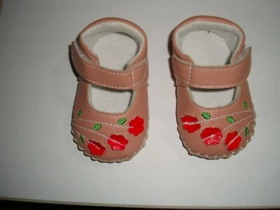 Zapatos Bebé Niña Rosa Claro con Flores Rosa Caliente. Correa de gancho y bucle para asegurar. Foto 1 de 4