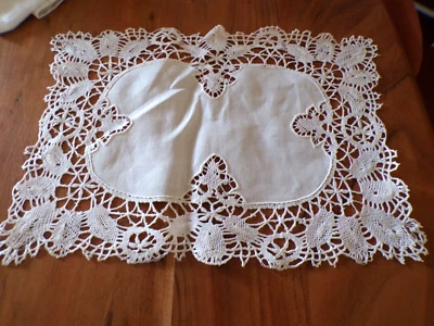 Linge ancien 1 Napperon en lin blanc brodé avec dentelle - Photo 1/3